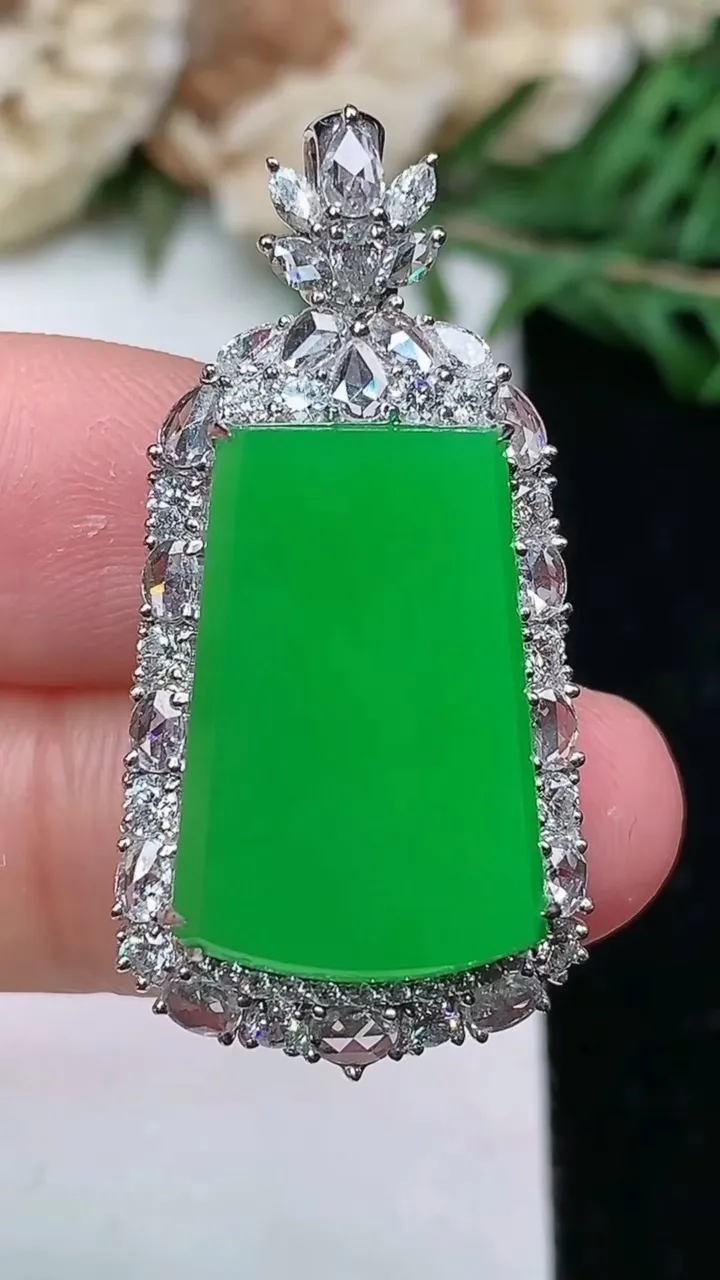 天然A货翡翠无事牌吊坠，尺寸35.4-17.6-9，裸石19.4-12.9
1月25日