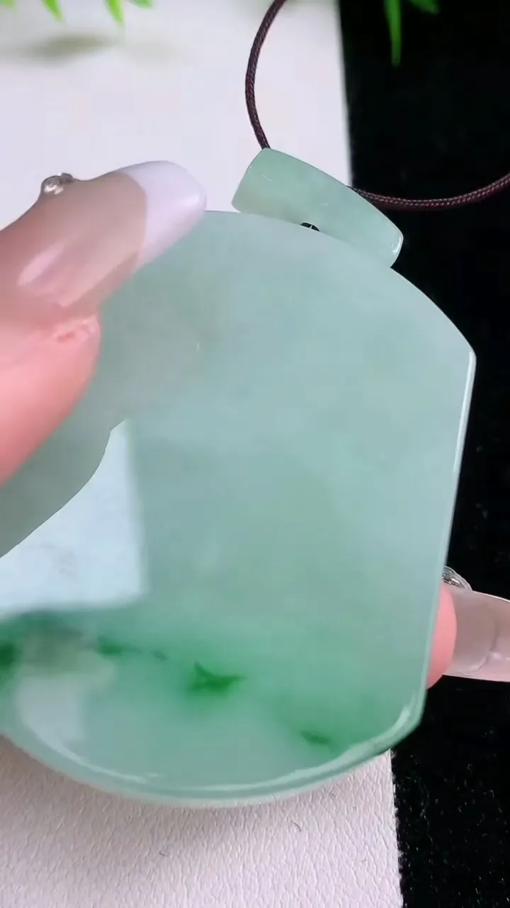 天然A货翡翠无事牌吊坠，尺寸50.4-40.3-5.7，重量:35.47g
1月25日