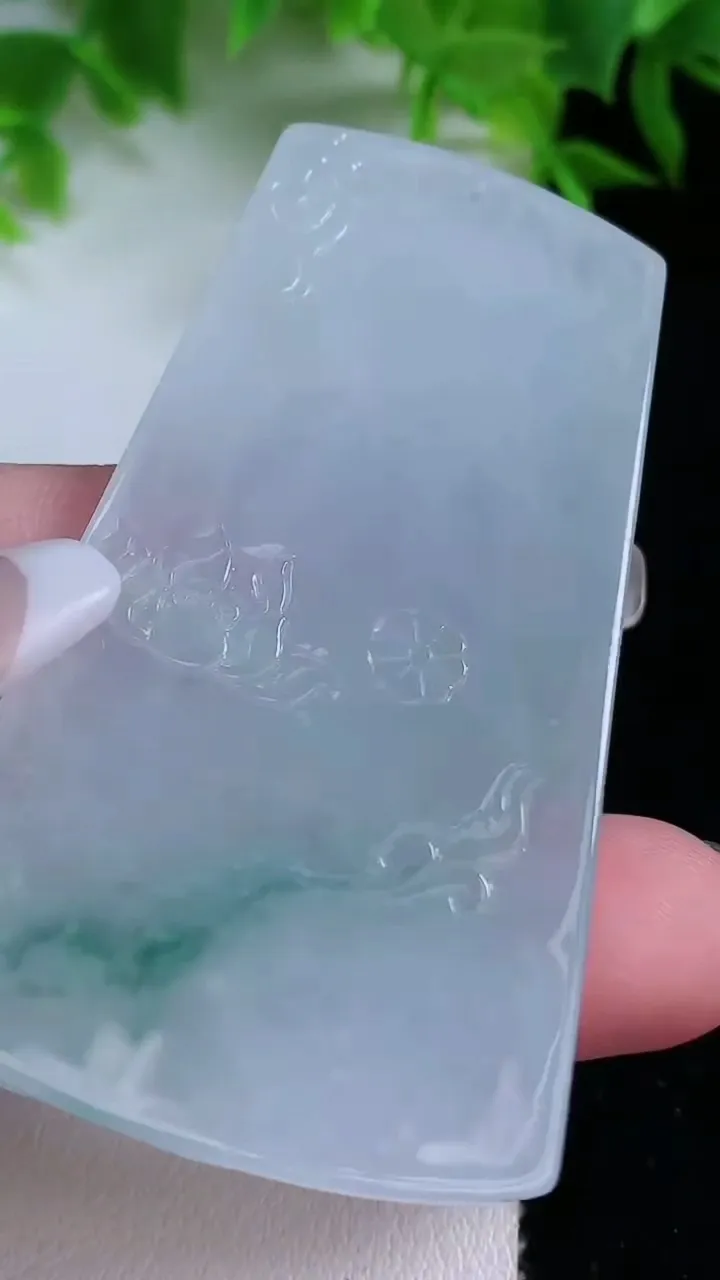 天然A货翡翠冰种飘花阿弥陀佛吊坠，尺寸64.3-35-5，重量:27.65g
1月25日