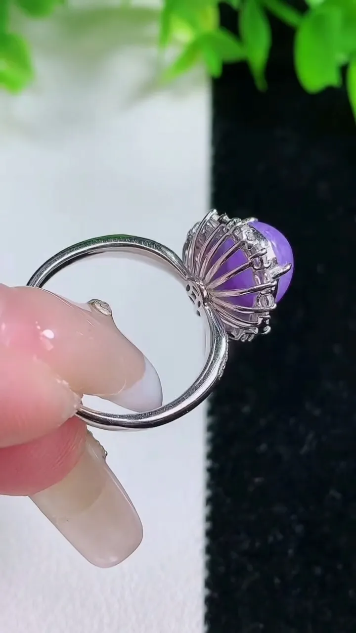 天然A货翡翠18K金紫罗兰蛋面戒指，尺寸17-10.6-8-10.8，重量:3.81g2026年1月25日
工厂直销收藏佳品,种好水足，色泽均匀，有种有色，上手高大气！