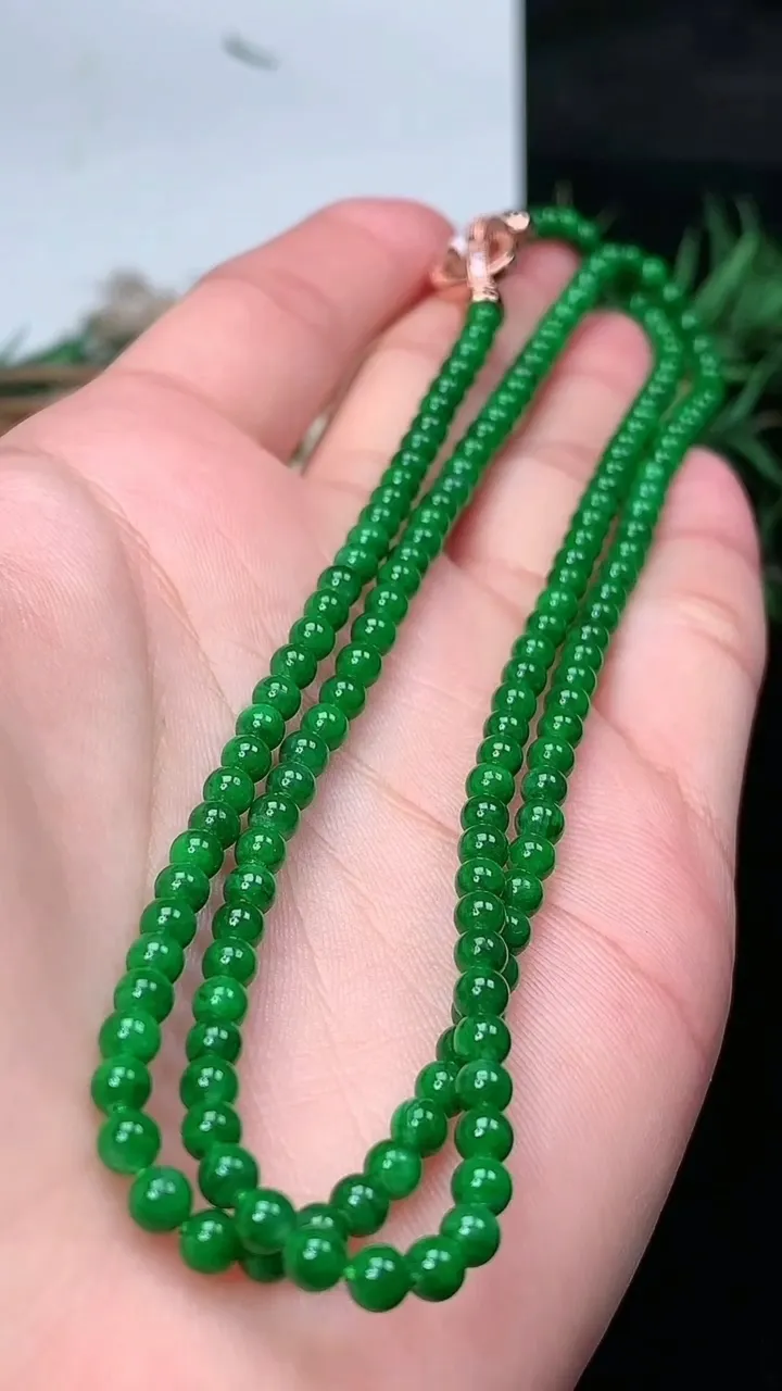 天然A货翡翠小米珠项链，尺寸3.7-167颗，重量:14.75g1月25日
工厂直销收藏佳品,种好水足，色泽均匀，有种有色，上手高大气！