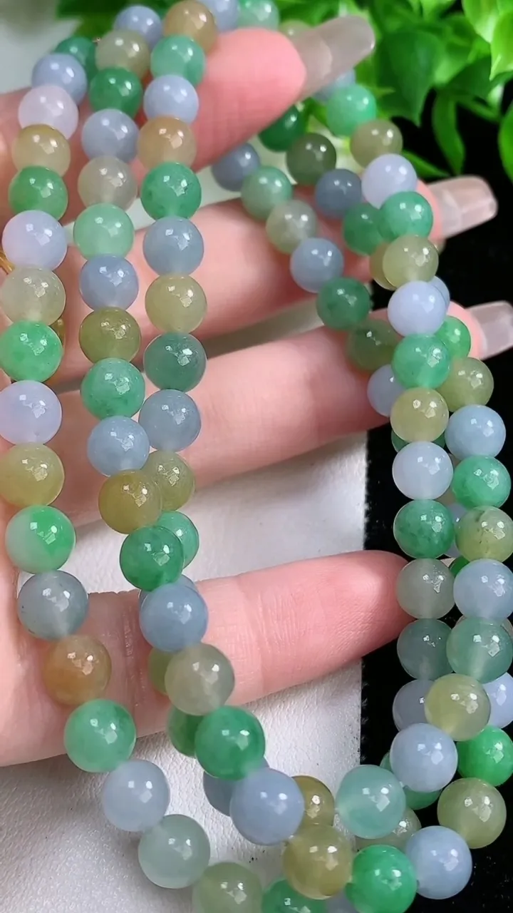 天然A货翡翠三彩圆珠项链，尺寸6.5-108颗，重量:53.12g
1月25日