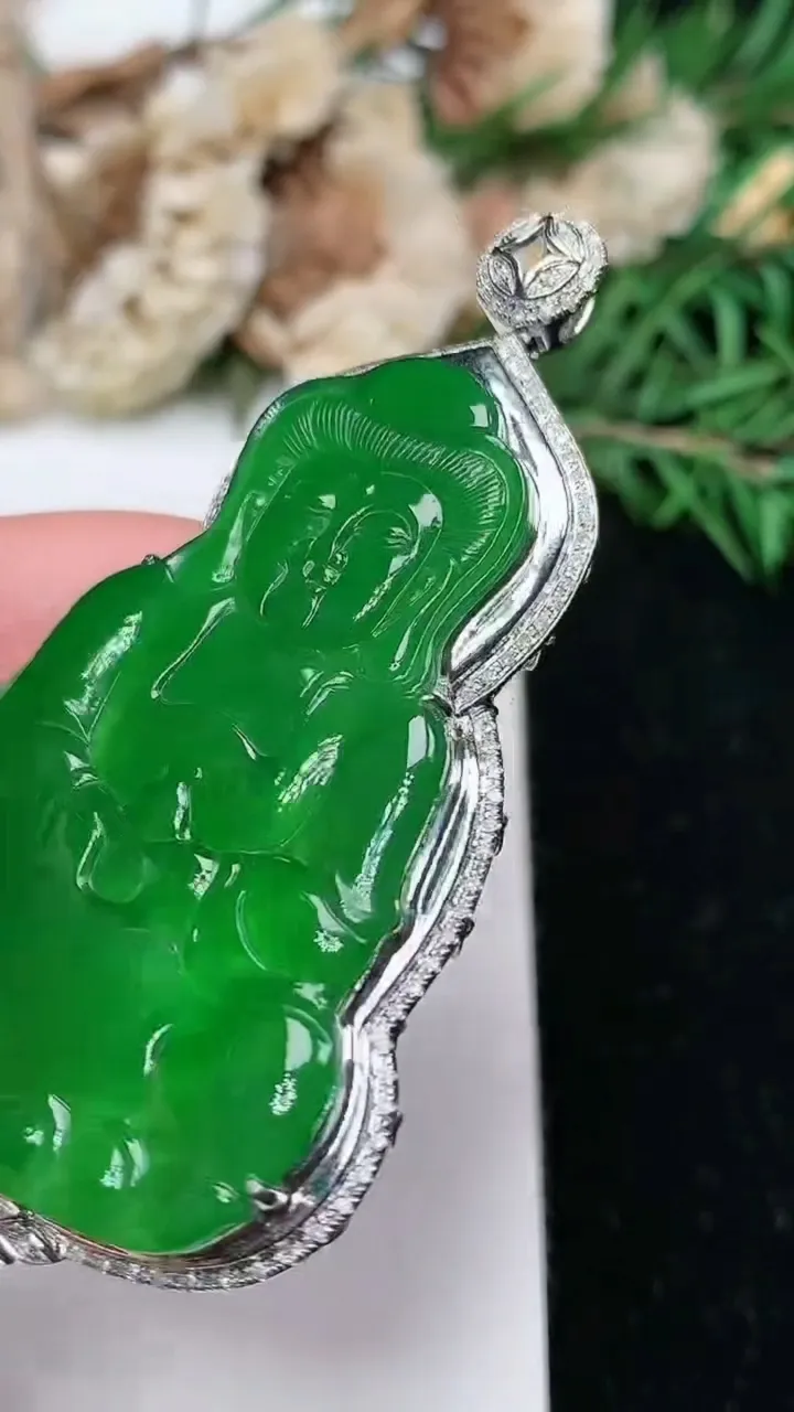 天然A货翡翠观音菩萨吊坠，尺寸62-35.9-7.5
1月25日，重量:12.33g