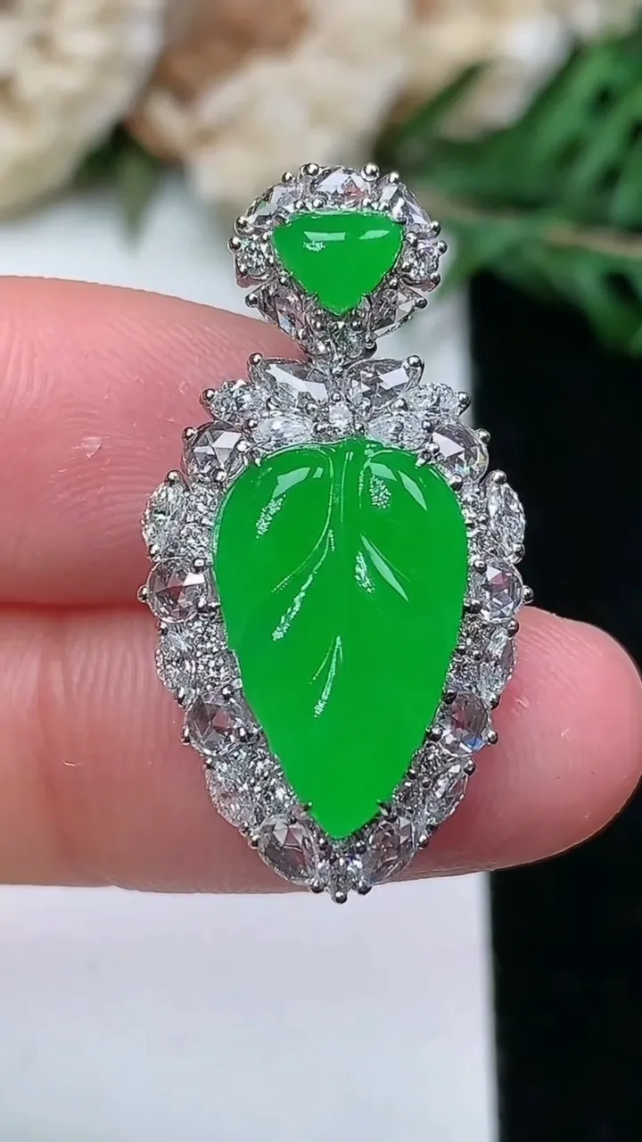 天然A货翡翠金枝玉叶 叶子吊坠，尺寸29-15.3-8.5，裸石15-9.8，重量:4.34g
1月25日