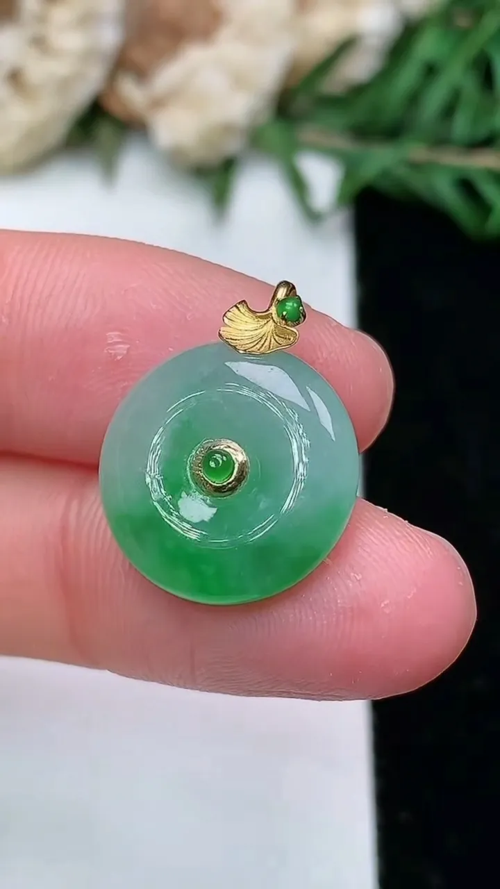 天然A货翡翠平安扣吊坠，尺寸14.9-4.9，重量:2.35g
1月25日