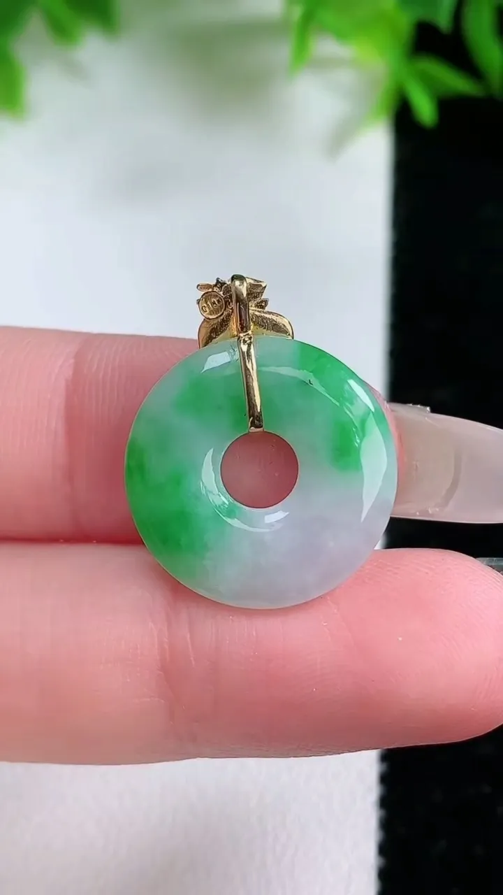天然A货翡翠平安环吊坠，尺寸18-3，重量:2.16g
1月25日