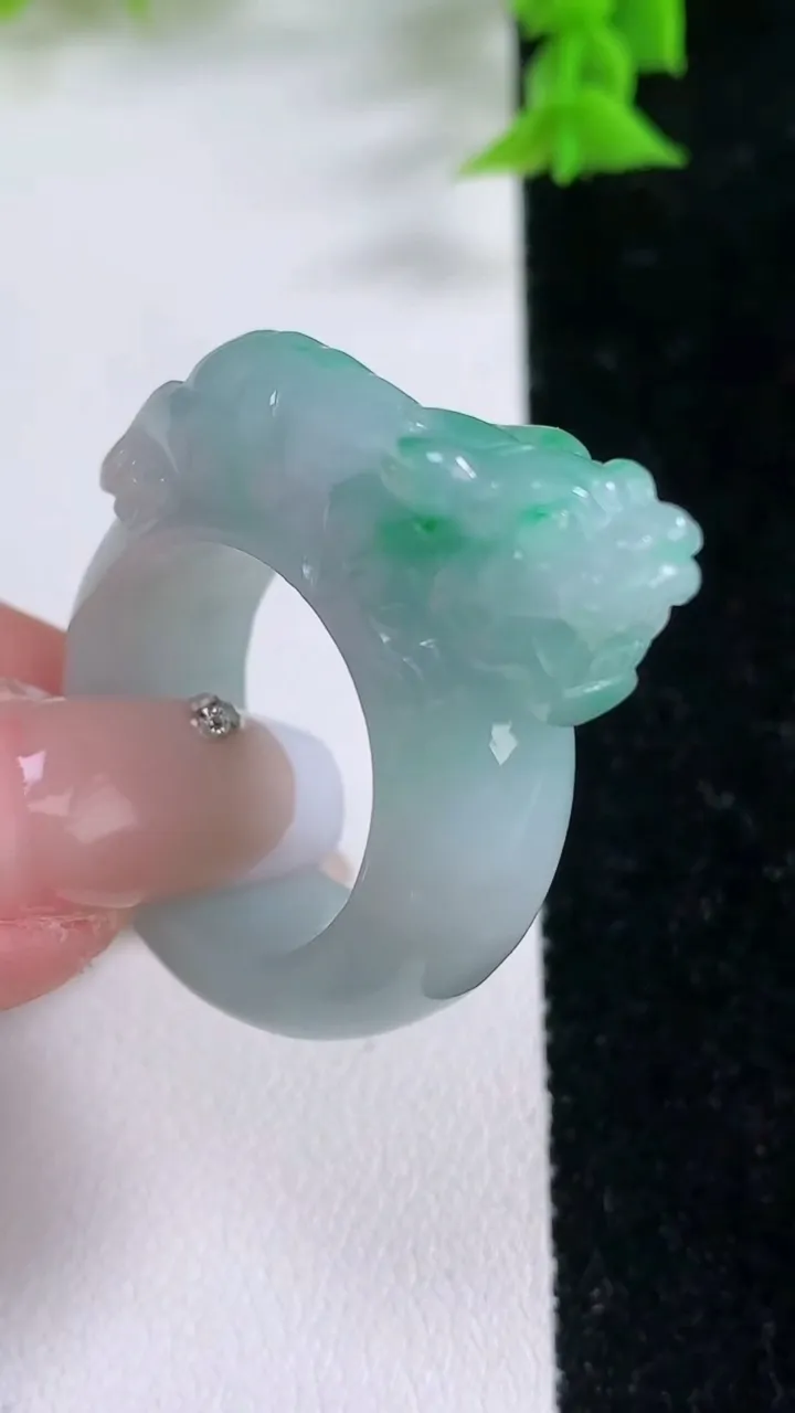 天然A货翡翠貔貅指环扳指，尺寸20.5-11.2-8.4，重:17.62g2026年1月25日
工厂直销收藏佳品,种好水足，色泽均匀，有种有色，上手高大气！
