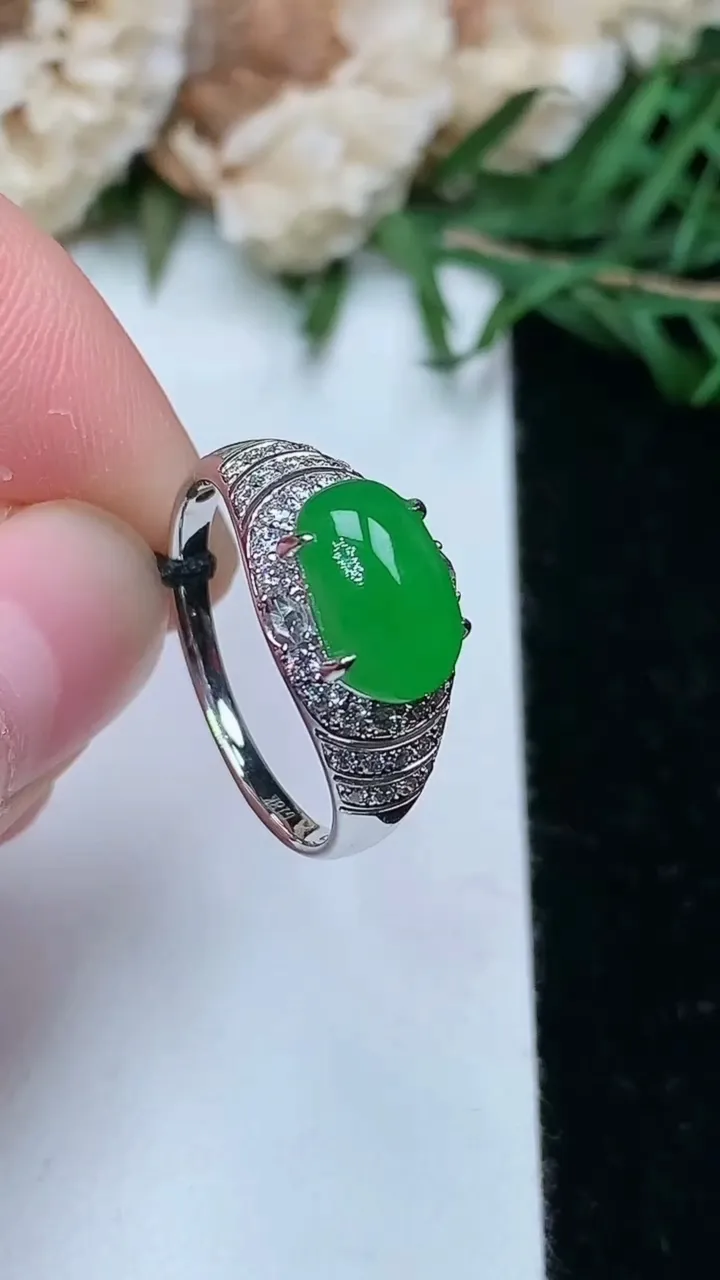 天然A货翡翠马鞍戒指，尺寸17-9.5-5.9，重量:3.16g2026年1月25日
工厂直销收藏佳