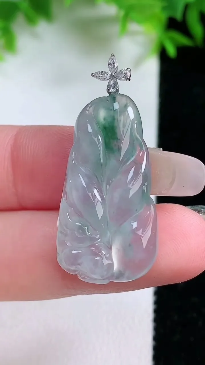 天然A货翡翠种飘花九尾狐吊坠，尺寸28-16-6，重量:5.01g
1月25日