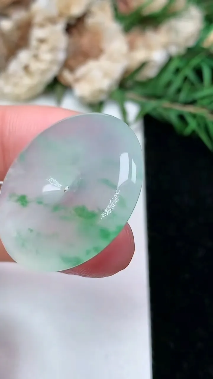 天然A货翡翠平安扣吊坠，尺寸27.7-5.6，重量:9.16g
1月25日