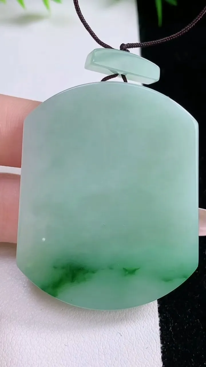 天然A货翡翠无事牌吊坠，尺寸50.4-40.3-5.7，重量:35.47g
1月25日