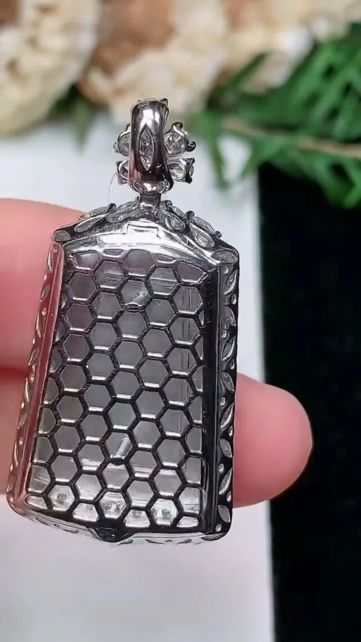 天然A货翡翠无事牌吊坠，尺寸35.5-18-7.4，裸石21.9-15，重量:6.00g
1月25日