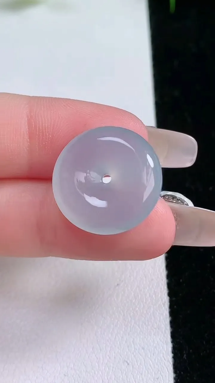 天然A货翡翠平安扣吊坠，尺寸19.5-5.6，重量:5.63g
1月25日