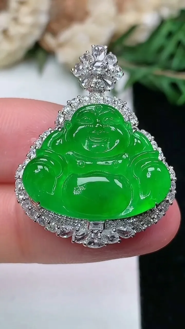 天然A货翡翠佛公吊坠，尺寸30.2-23.7-9.8，裸石16.5-20.9，重量:7.42g
1月