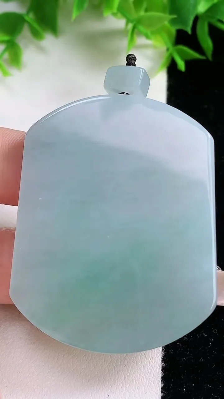 天然A货翡翠无事牌吊坠，尺寸51.7-40.7-6，重量:38.67g
1月25日