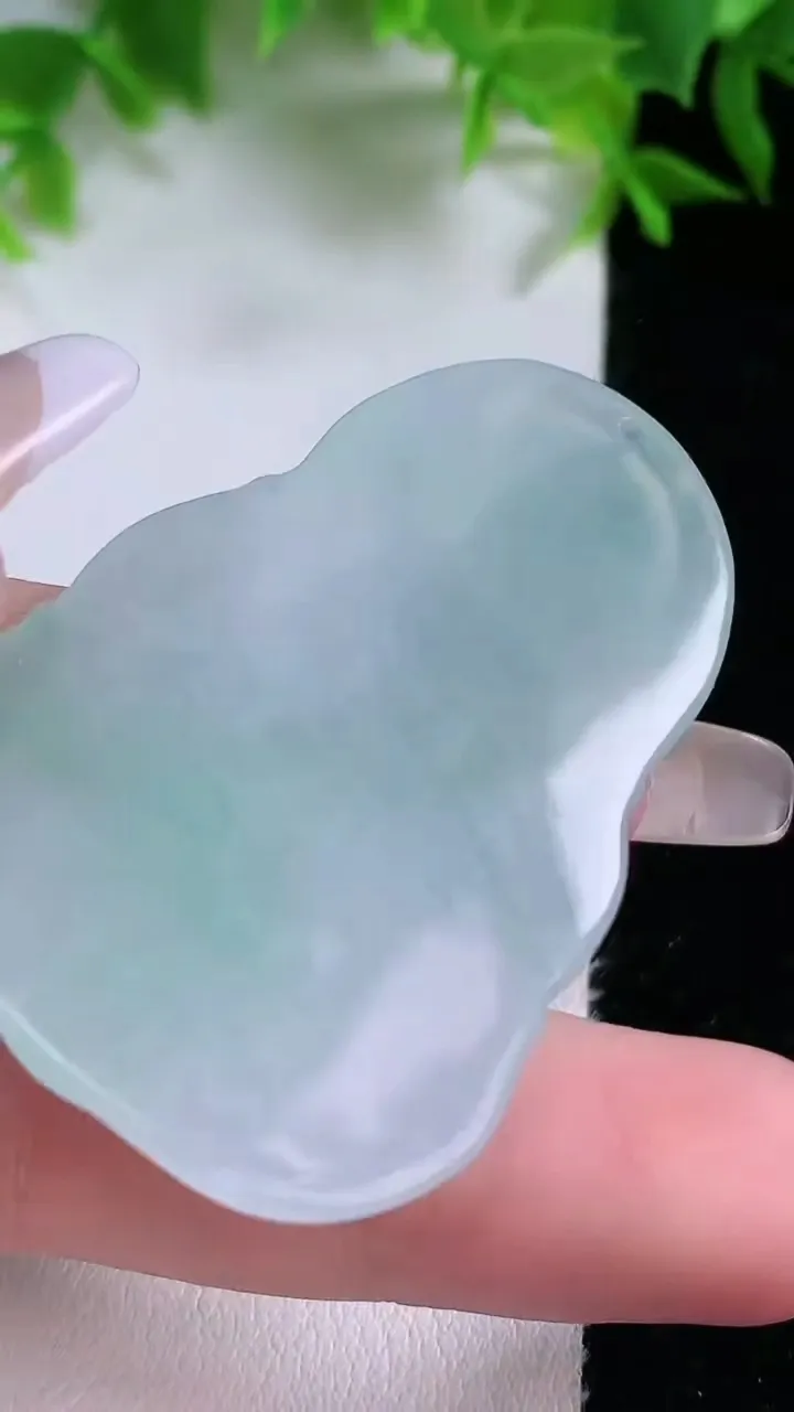 天然A货翡翠文殊菩萨吊坠，尺寸51.2-33-5.6，重量:18.89g
1月25日