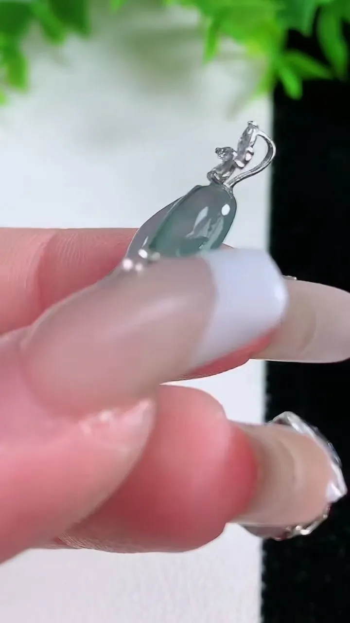 天然A货翡翠种飘花九尾狐吊坠，尺寸28-16-6，重量:5.01g
1月25日