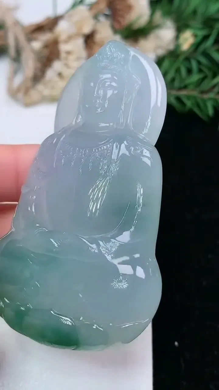 天然A货翡翠观音菩萨吊坠，尺寸68.2-39.3-9.5，重量:47.21g
1月25日