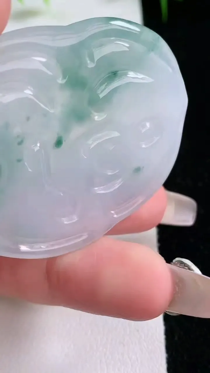 天然A货翡翠冰种飘花御龙观音菩萨吊坠，尺寸50.3-40.4-4.8，重量:20.77g
1月25日