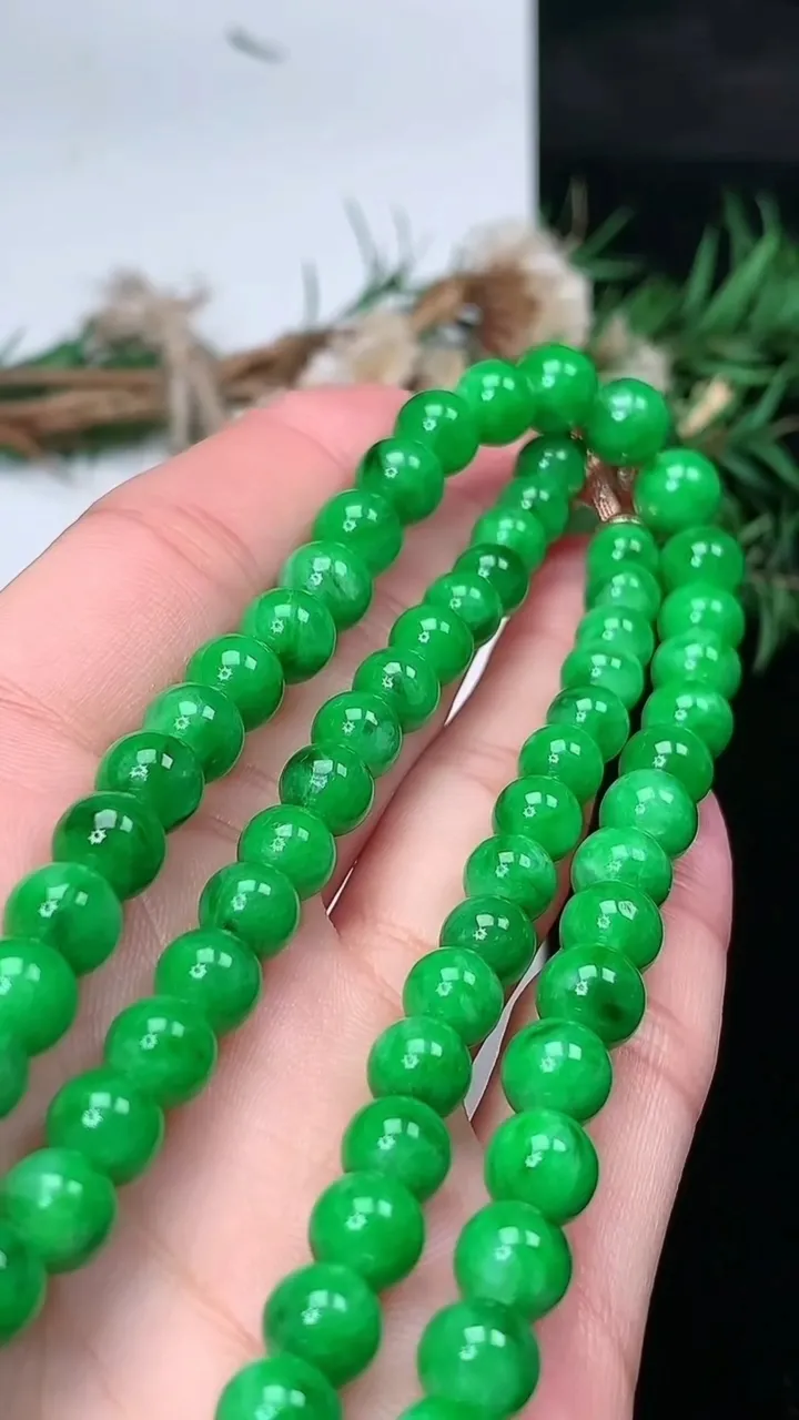 天然A货翡翠圆珠项链，尺寸7.2-85颗，重量:51.28g
1月25日