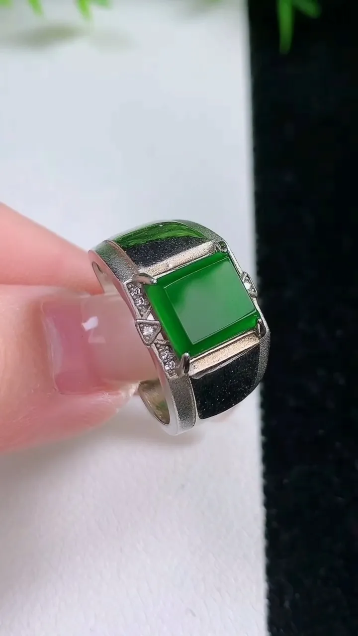 天然A货翡翠马鞍戒指，尺寸9.3-8-2.3，重:5.70g2026年1月25日
工厂直销收藏佳品,