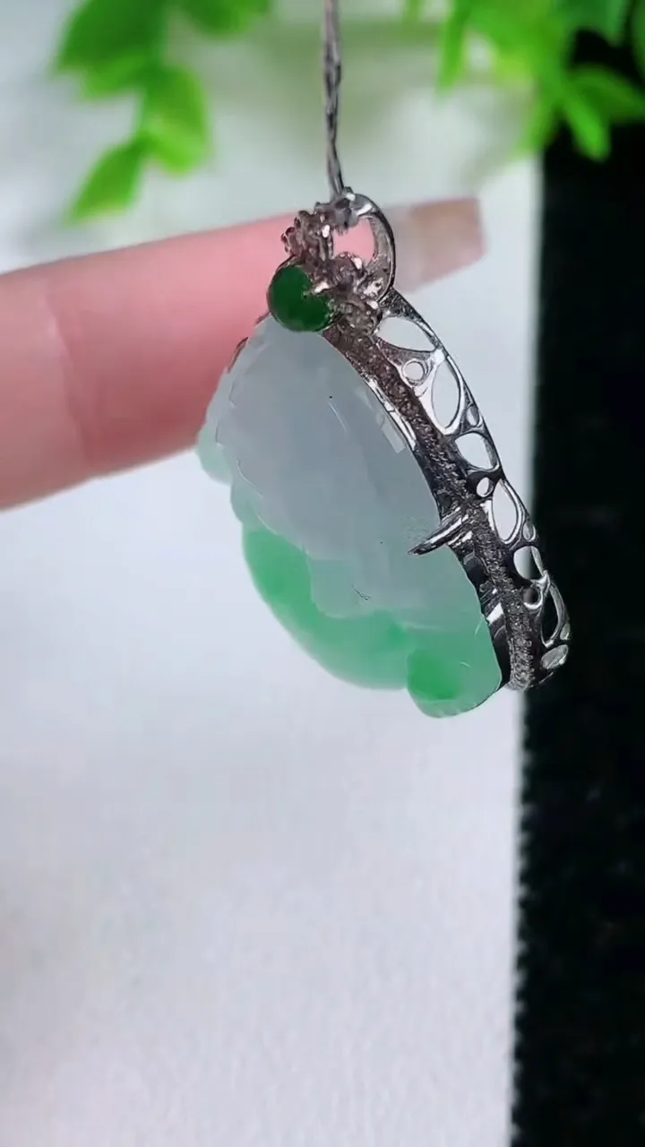 天然A货翡翠佛公吊坠，尺寸33.4-25.8-9.6，裸石23.8-23.6重量:7.80g
1月25日