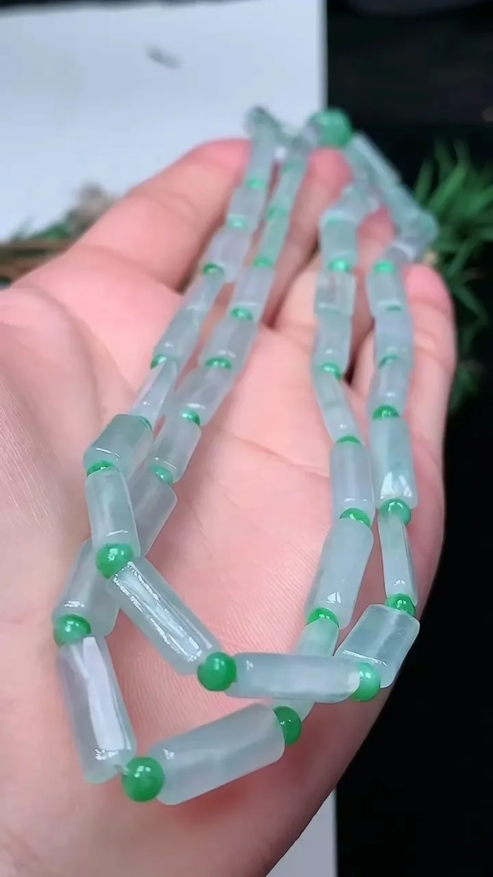 天然A货翡翠白冰路路通项链，尺寸12.9-5.4-4.9-100颗，重量:38.30g
1月25日
