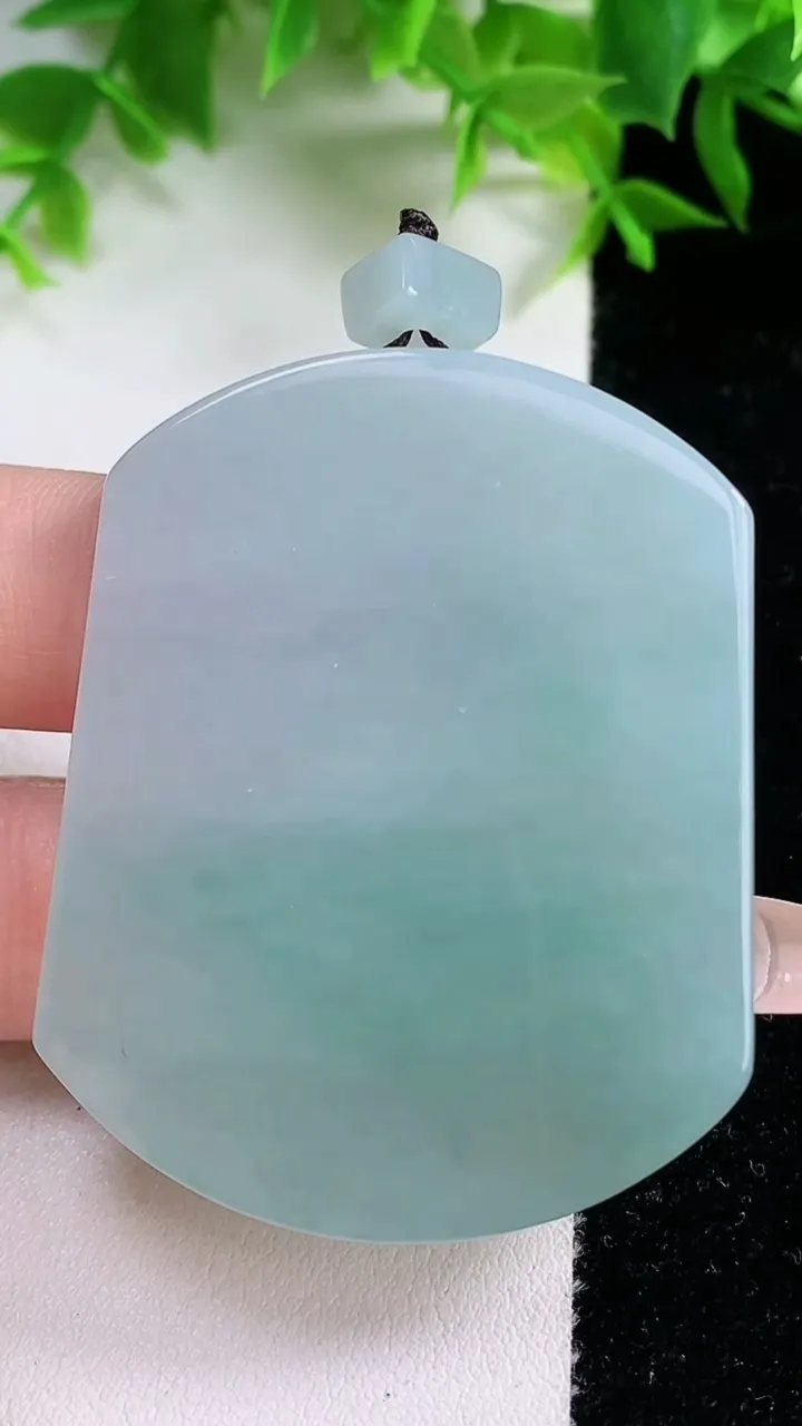 天然A货翡翠无事牌吊坠，尺寸51.8-40.5-5.4，重量:34.42g
1月25日