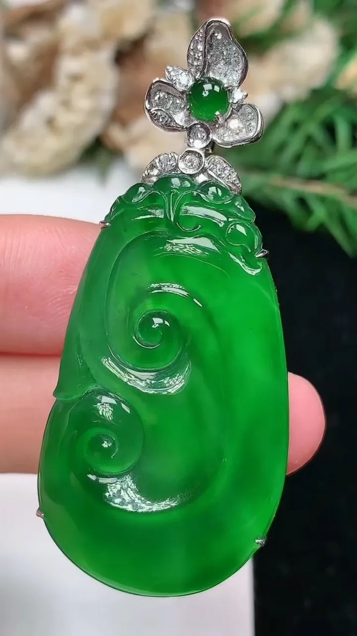 天然A货翡翠如意吊坠，尺寸38-22-8，重量:9.80g
1月25日