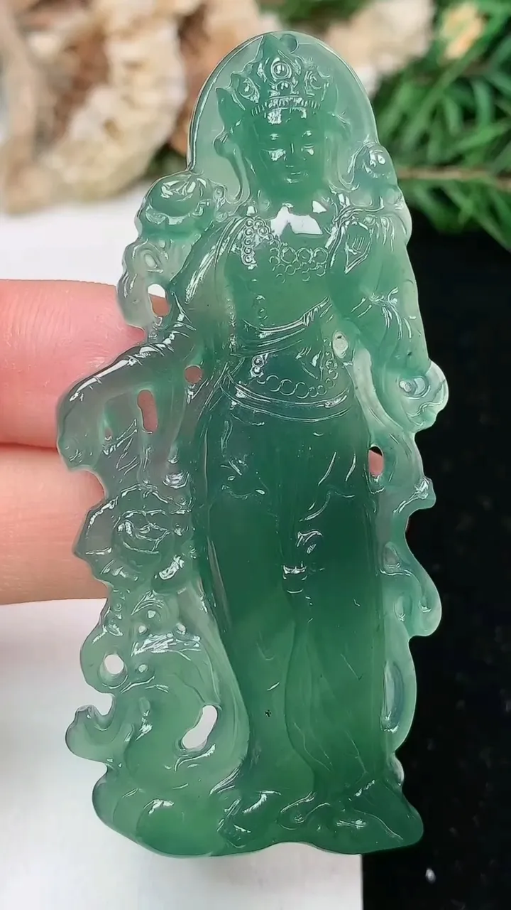 天然A货翡翠蓝水观音菩萨吊坠，尺寸64.7-26.5-5.9，重量:18.64g
1月25日