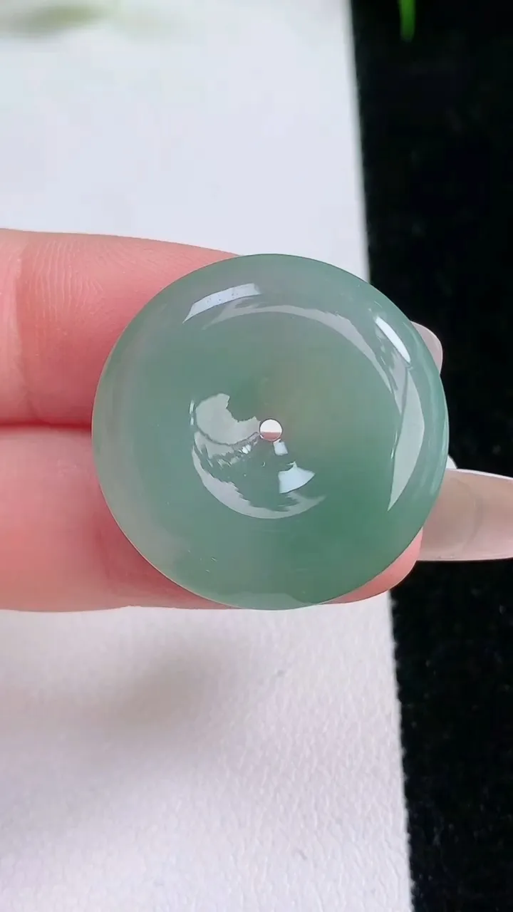 天然A货翡翠平安扣吊坠，尺寸26-5.7，重量:8.82g
1月25日