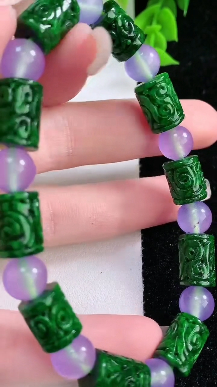 天然A货翡翠雕花路路通手串，尺寸12-8.6，重:27.19g1月25日
工厂直销收藏佳品,种好水足