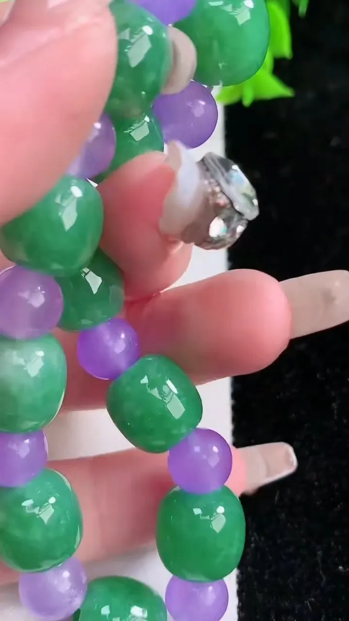 天然A货翡翠路路通手串10颗，尺寸11-10.6，重:33.12g1月25日
工厂直销收藏佳品,种好水足，色泽均匀，有种有色，上手高大气！