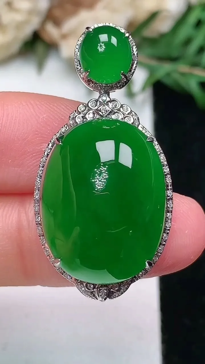 天然A货翡翠蛋面吊坠，尺寸34.9-17.5-11.6，裸石20.2-15
1月25日