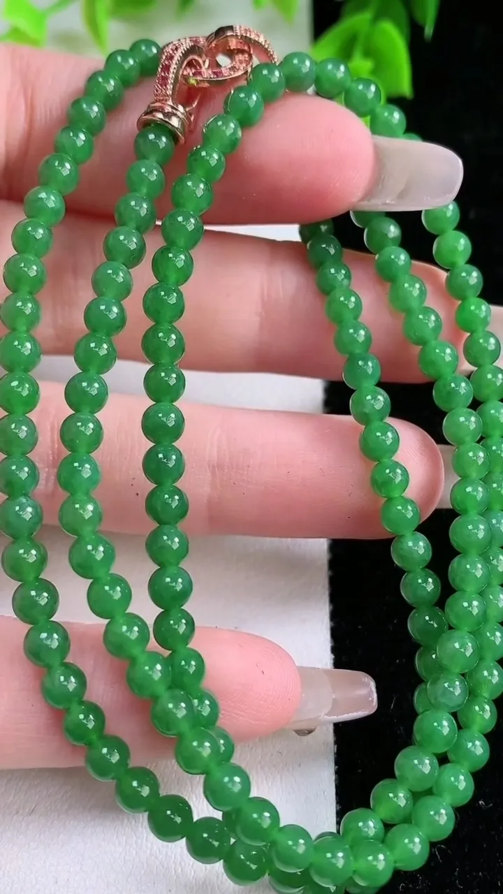 天然A货翡翠小米珠项链，尺寸4，重:17.76g1月25日
工厂直销收藏佳品,种好水足，色泽均匀，有种有色，上手高大气！