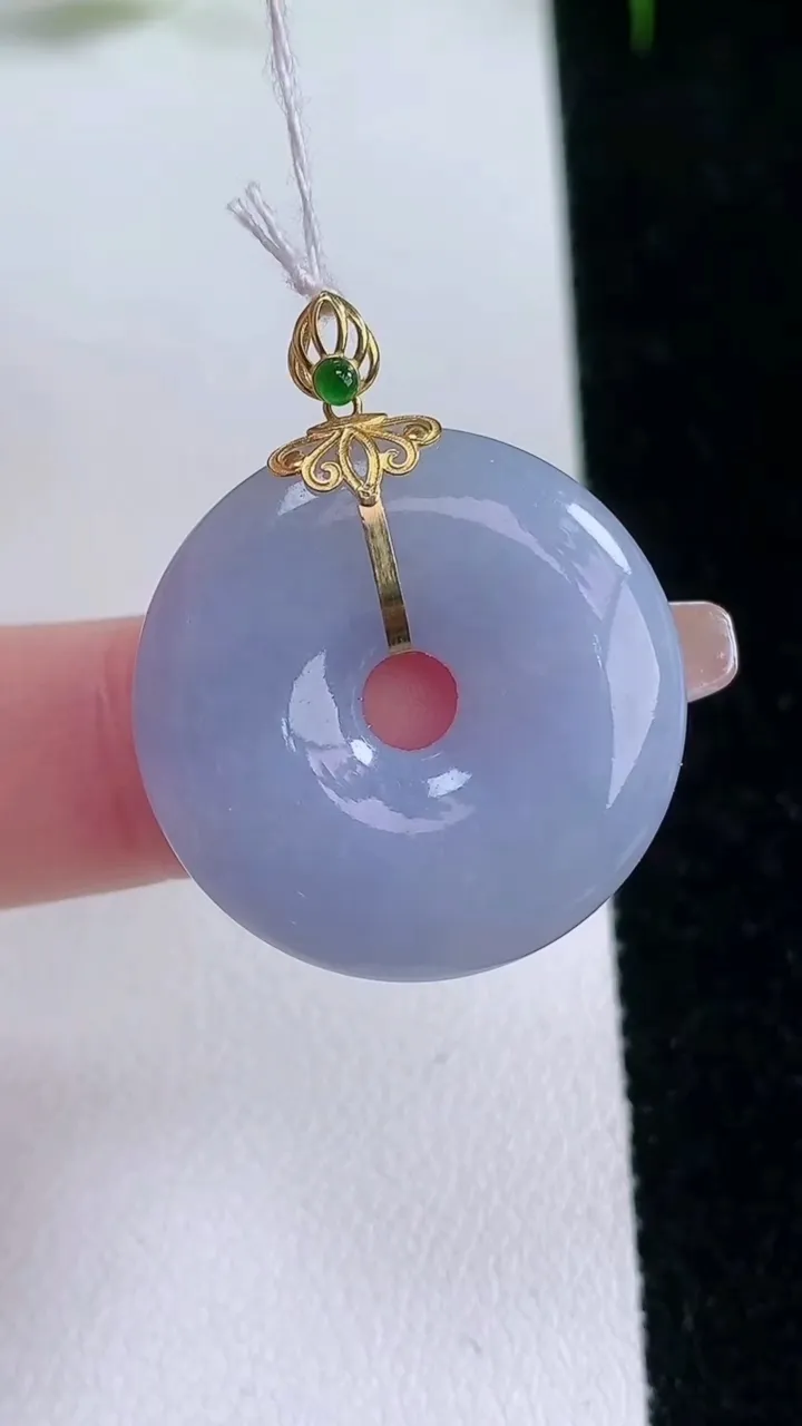 天然A货翡翠18K金紫罗兰平安扣吊坠，尺寸24.8-5.4，重量:7.67g
1月25日