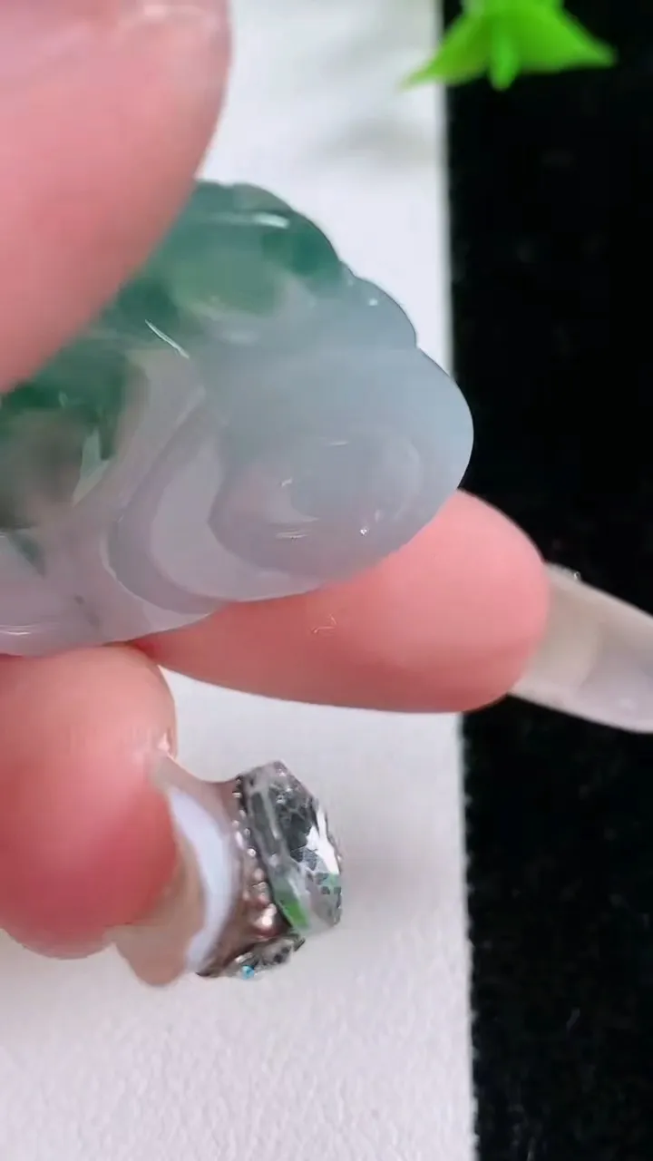 天然A货翡翠飘花佛公吊坠，尺寸29.5-30.8-6.6，重:9.40g
1月25日