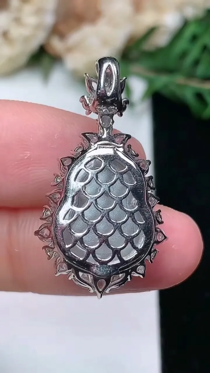 天然A货翡翠葫芦吊坠，尺寸29.5-16.2-8.6，裸石15.6-11，重量:4.52g
1月25日