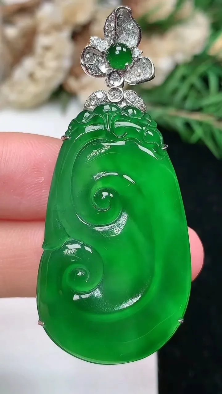 天然A货翡翠如意吊坠，尺寸38-22-8，重量:9.80g
1月25日
