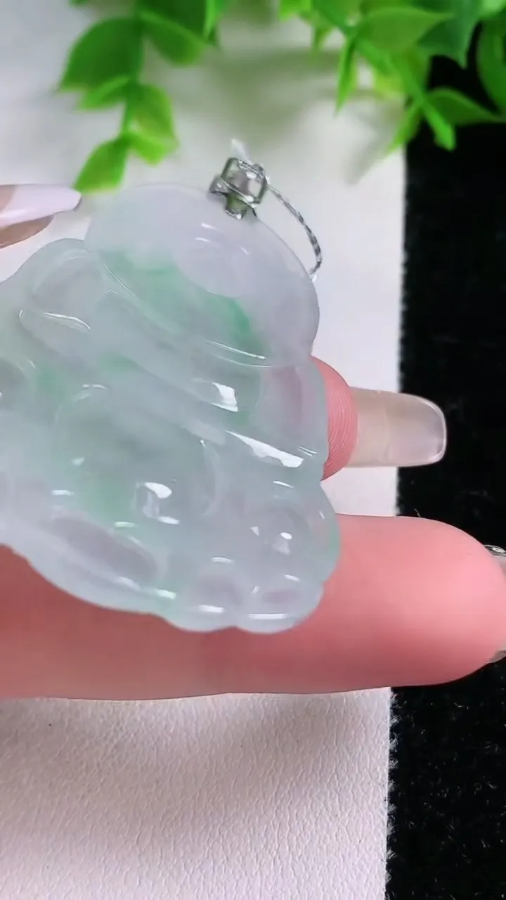 天然A货翡翠观音菩萨吊坠，尺寸54-34.8-5.3，重量:19.49g
1月25日