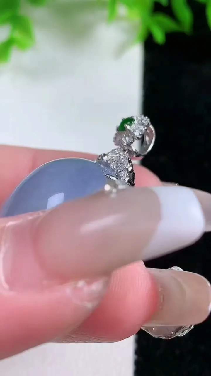 天然A货翡翠18K金紫罗兰蛋面吊坠，尺寸37-21.2-12.5，裸石22.3-19重量:10.80g
1月25日