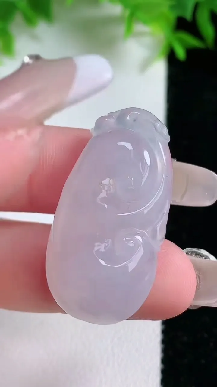 天然A货翡翠如意吊坠，尺寸34.6-18-6，重量:7.95g
1月25日