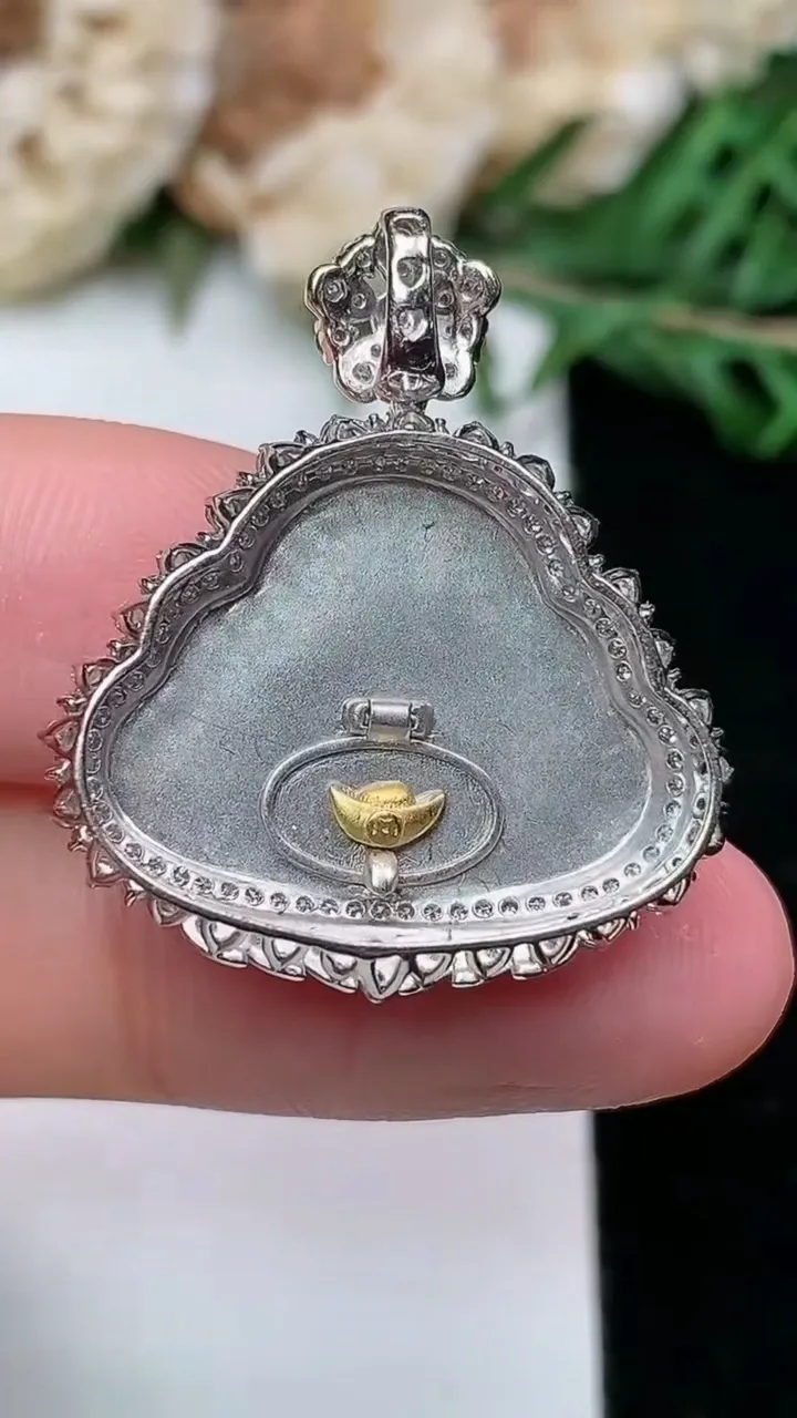 天然A货翡翠佛公吊坠，尺寸27.6-24.2-9.2，裸石15-19.8，重量:4.53g
1月25日