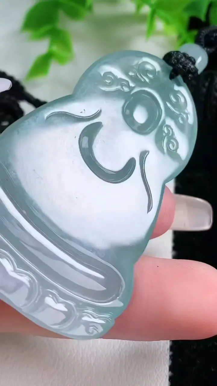 天然A货翡翠大势至菩萨吊坠，尺寸58.8-37-5.5，重量:26.82g
1月25日