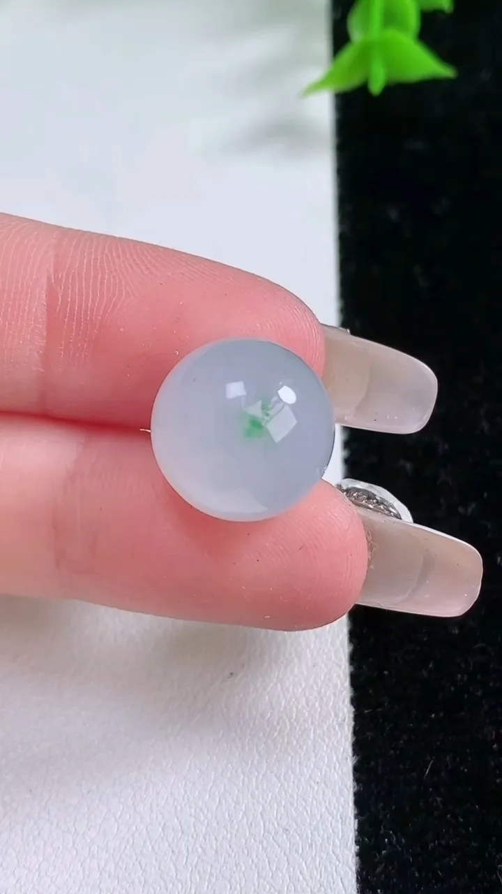 天然A货翡翠圆珠镶嵌件，尺寸13.8，重:4.68g
1月25日