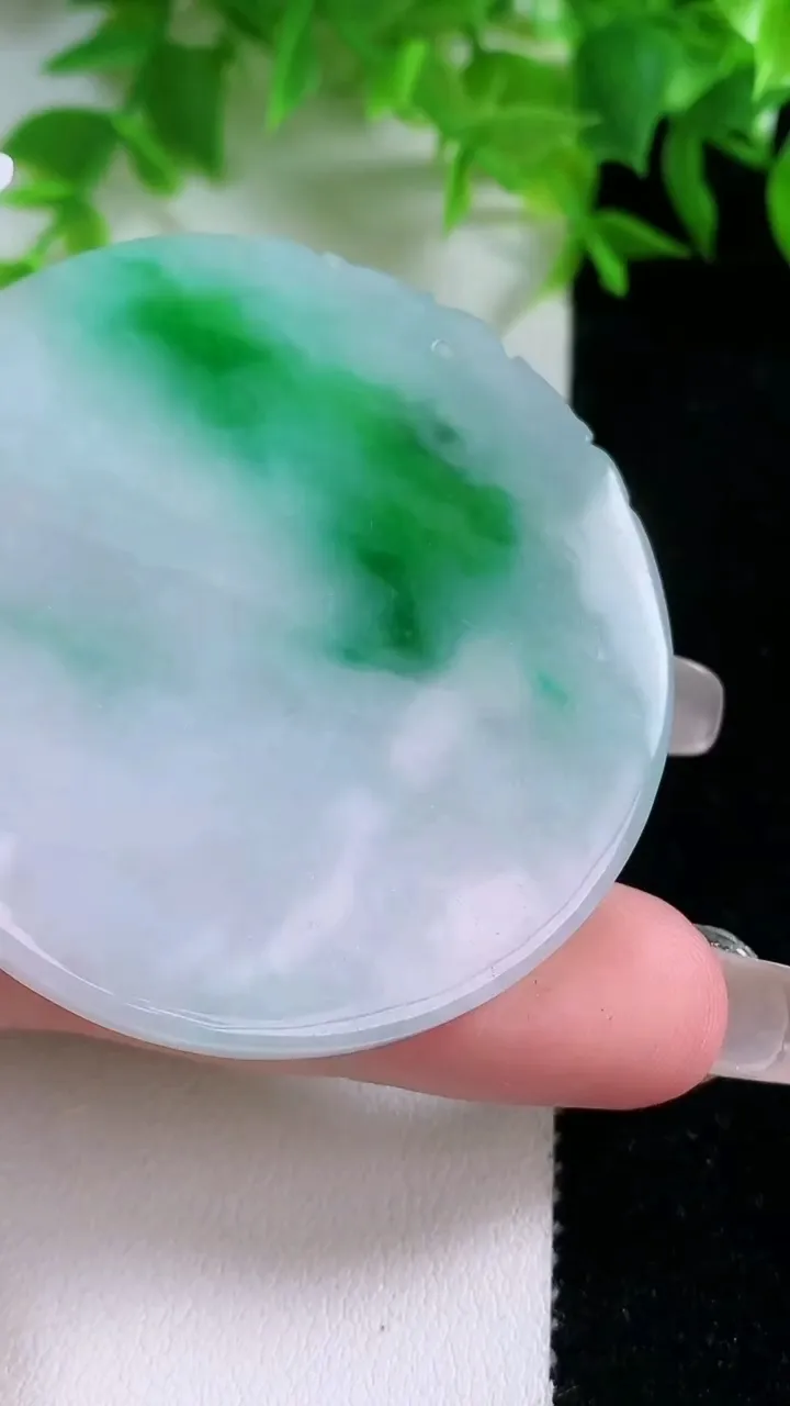 天然A货翡翠生肖马吊坠，尺寸52.4-4.2，重量:24.49g
1月25日