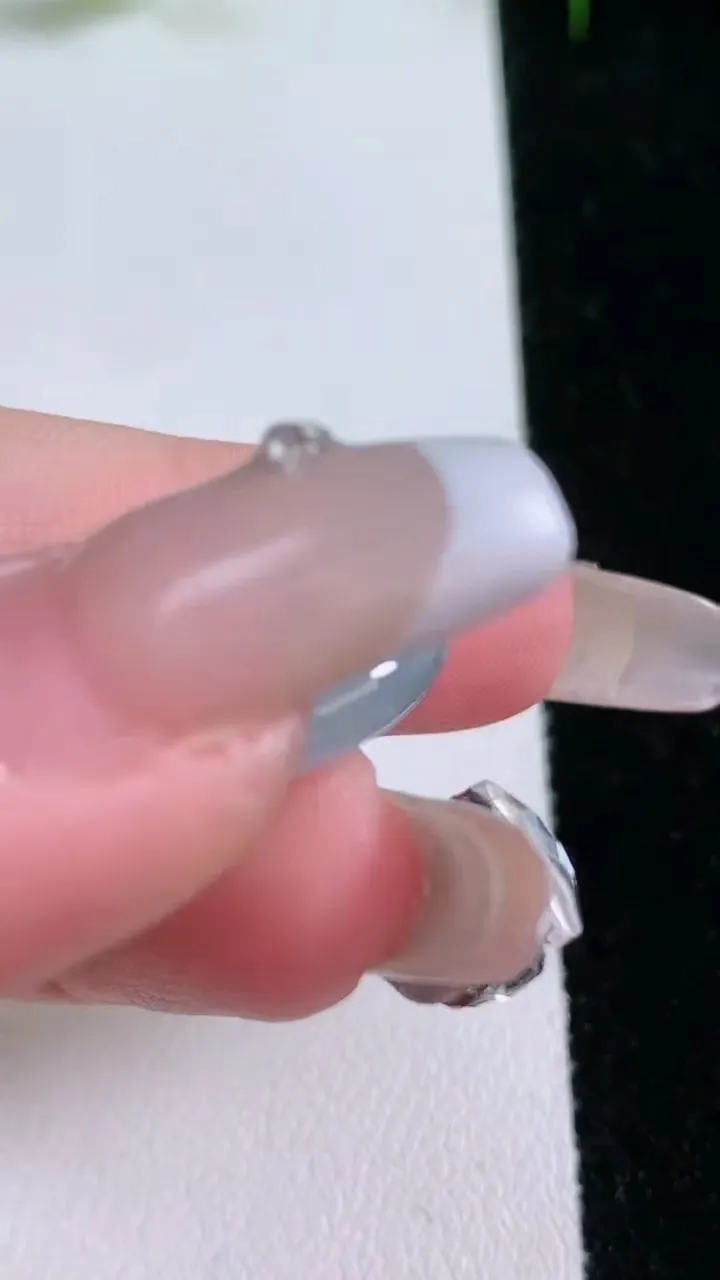 天然A货翡翠平安扣吊坠，尺寸19.5-5.6，重量:5.63g
1月25日