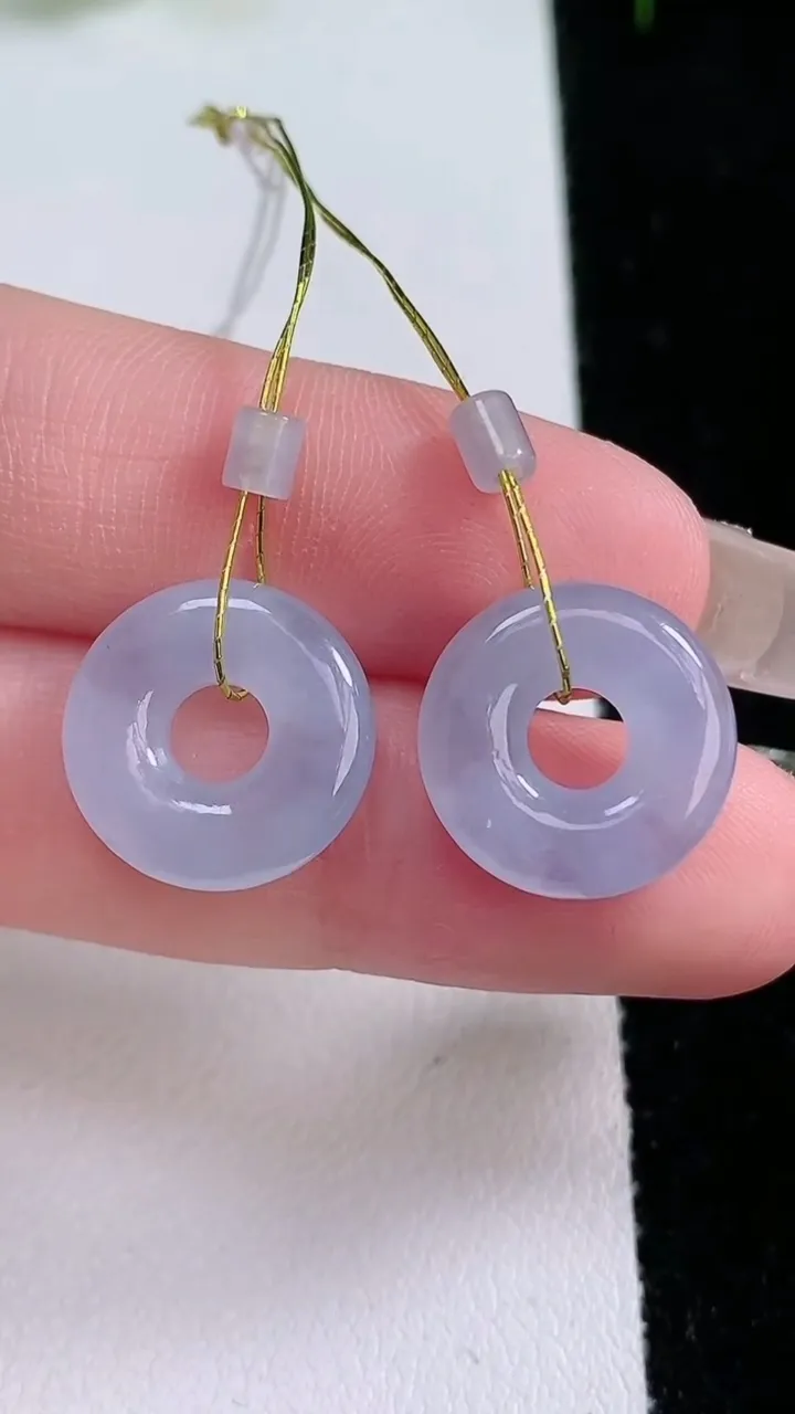 天然A货翡翠紫罗兰平安环吊坠一对，尺寸14.6-3.4，重量:3.38g
1月25日