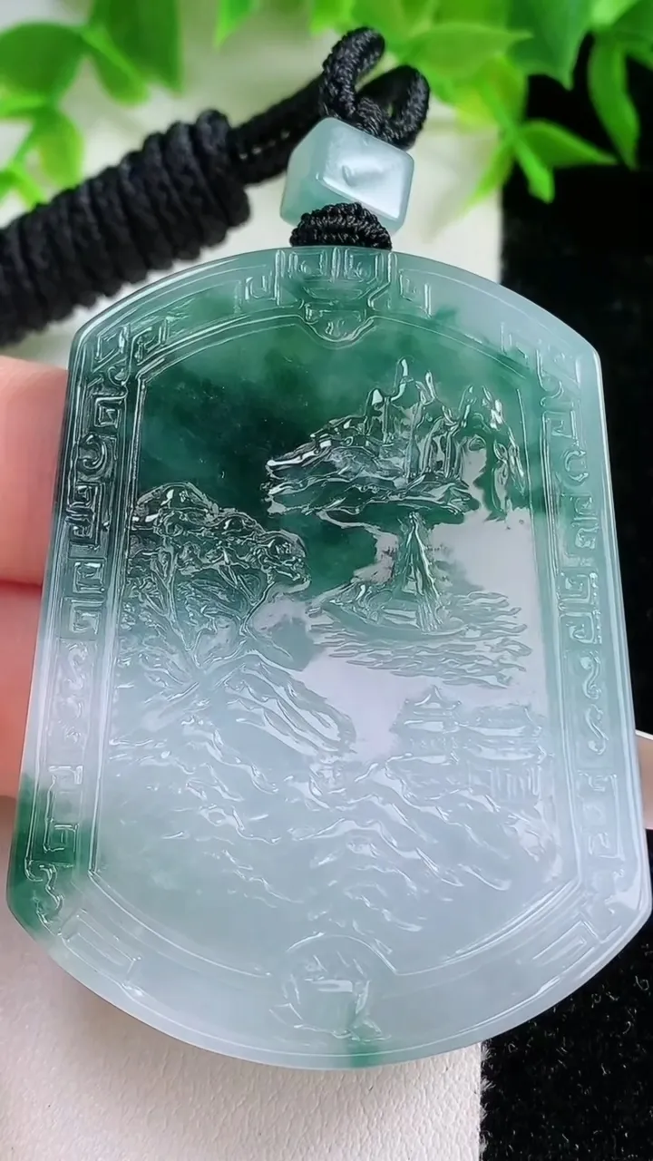 天然A货翡翠牌吊坠，尺寸55.8-40.9-5.3，重量:37.12g
1月25日