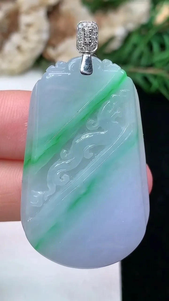 天然A货翡翠k金春带彩 紫罗兰龙牌吊坠，尺寸38.5-24.3-5.8，重量:13.39g
1月25日